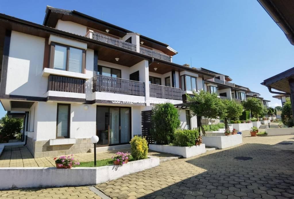 Продаем двухэтажный дом с видом на море в закрытом комплексе, на территории села Лозенец, всего в 1,5 км от пляжа.