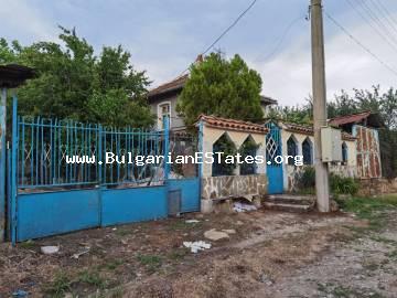 Недорогой двухэтажный дом с большим двором на продажу в деревне Светлина, в 35 км от Бургаса и моря.