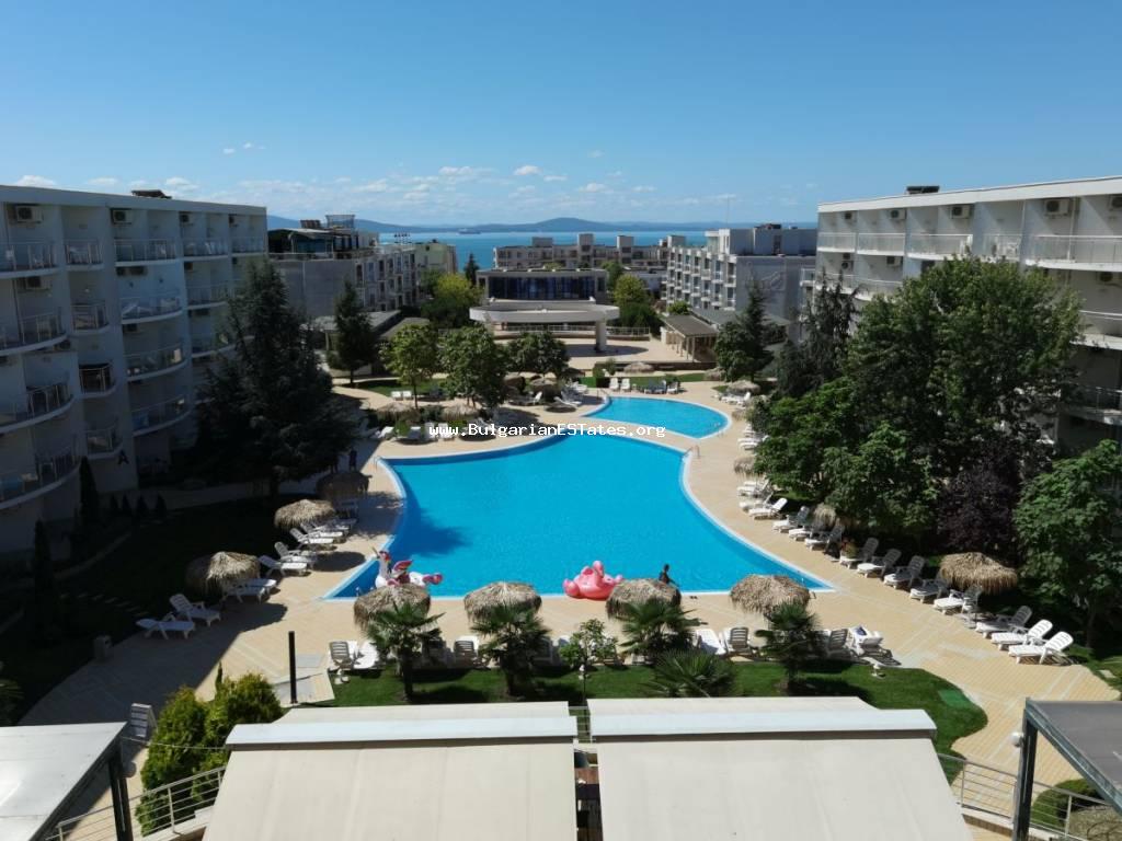 Продается трехкомнатная квартира с видом на море и всего в 150 м от пляжа в районе Сарафово, Бургас.