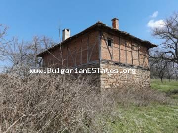 Продается старый двухэтажный дом с большим двором в экологически чистом районе с нетронутой природой, село Паницово, Болгария, в 16 км от моря и г. Обзор, 32 км от Солнечного Берега и 55 км от Бургаса.