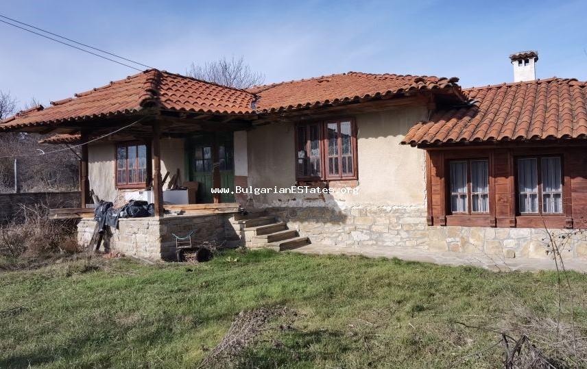Дом на продажу в Болгарии. Выгодно продается частично отремонтированный одноэтажный дом с большим двором в селе Везенково, в 90 км от Бургаса, недалеко от реки Луда Камчия.