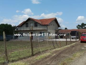 Массивный дом на продажу в Болгарии. Купите выгодно двухэтажный дом с большим двором в селе Симеоново, всего в 80 км от города Бургас, в 50 км от города Средец и в 20 км от города Ямбол.