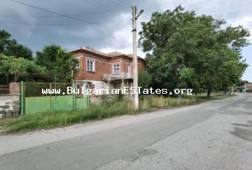 Дом на продажу в Болгарии. Купите двухэтажный дом в деревне Зорница, всего в 50 км от города Бургас и в 20 км от города Средец.