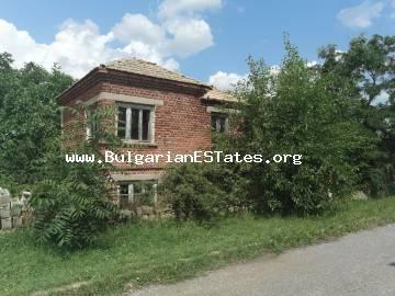 Недвижимость на продажу в Болгарии. Купите выгодно двухэтажный дом с большим двором в деревне Войника, всего в 60 км от города Бургас и в 30 км от города Средец и в 30 км от города Ямбол.