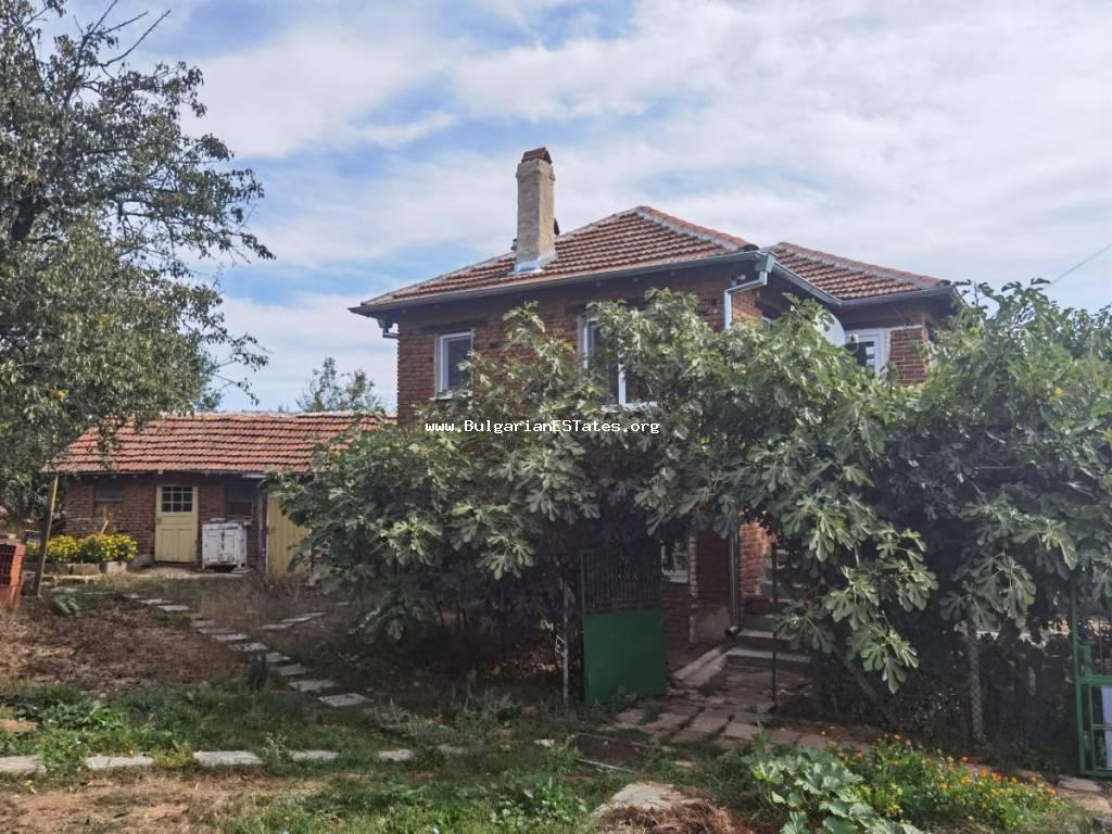 Продается отремонтированный двухэтажный дом для круглогодичного проживания в экологически чистом районе – в селе Голямо Крушево, в 55 км от Бургаса, Болгария.