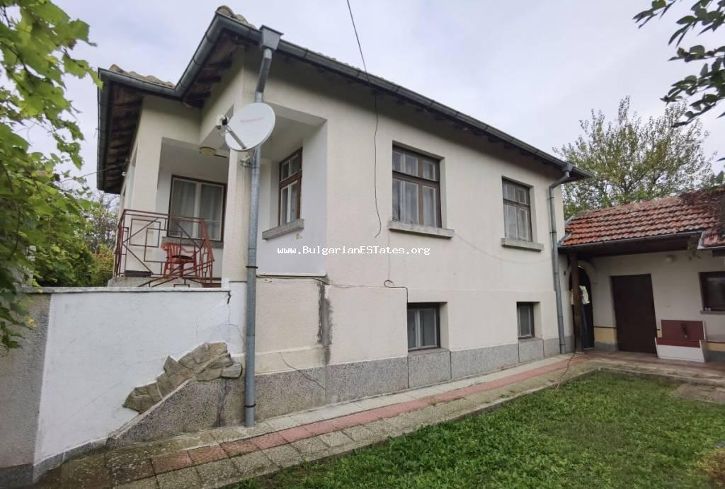 Продается частично отремонтированный двухэтажный дом в селе Ливада, всего в 20 км от города Бургас и моря. Дома для продажи в Болгарии!!!
