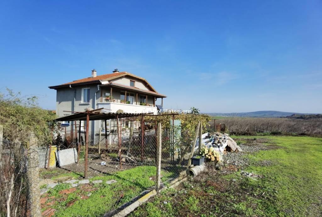 ВЕЛИКОЛЕПНАЯ ПАНОРАМА ВОЗЛЕ г. БУРГАС! ПРОСТОР, СПОКОЙСТВИЕ И УЕДИНЕНИЕ! ПРИРОДА! Продается двухэтажный дом в селе Полски извор, всего в 15 км от моря и Бургаса. Недвижимость в Болгарии!!