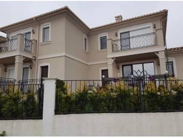 Роскошный трехэтажный дом на продажу в закрытом комплексе, всего в 900 метрах от пляжа в Сарафово и в 10 км от центра города Бургас.