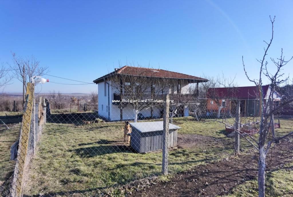 Продается отремонтированный двухэтажный дом с большим двором и прекрасным видом в конце деревни Зорница, всего в 50 км от города Бургас и моря. Недвижимость в Болгарии.