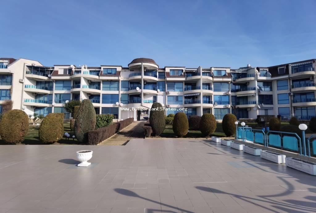 Продается двухкомнатная квартира с видом на море в курортном комплексе „Ривьера” на первой линии моря за Яхтенной пристанью „Марина Диневи”, г. Святой Влас, Болгария.