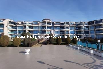 Продается двухкомнатная квартира с видом на море в курортном комплексе „Ривьера” на первой линии моря за Яхтенной пристанью „Марина Диневи”, г. Святой Влас, Болгария.