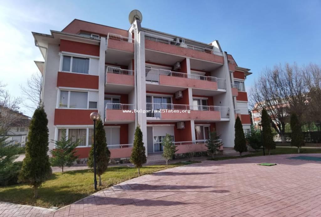 Продается просторная двухкомнатная квартира в комплексе закрытого типа Сани Форт, всего в 400 м от пляжа и в 500 м от центра курорта Солнечный берег. Продажа квартир в Болгарии.