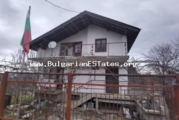 Трехэтажный массивный дом на продажу в селе Драчево, всего в 25 км от города Бургас и моря.