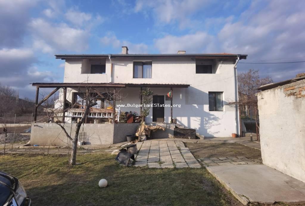 Массивный двухэтажный дом с большим двором на продажу в селе Каменар, всего в 6 км от города Поморье и моря. Недвижимость в Болгарии на продажу.
