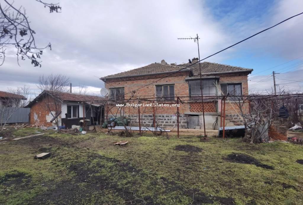 Продается дом в деревне Трастиково, всего в 15 км от города Бургас и моря. Продажа недвижимости в Болгарии.