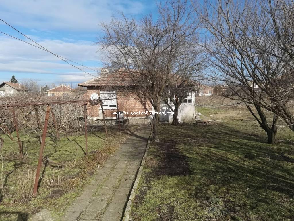 Продается старый дом с большим двором в селе Троянов, всего в 30 км от города Бургас и моря.