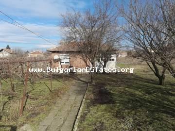 Продается старый дом с большим двором в селе Троянов, всего в 30 км от города Бургас и моря.
