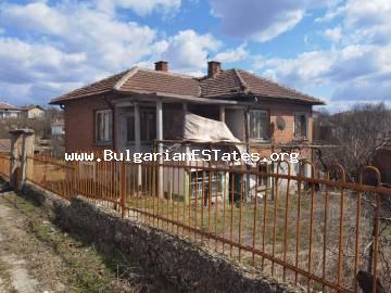 Продается дом в деревне Стефан Караджово, всего в 65 км от города Бургас и от моря, затем в 30 км от города Елхово и в 50 км от контрольно-пропускного пункта с Турцией.