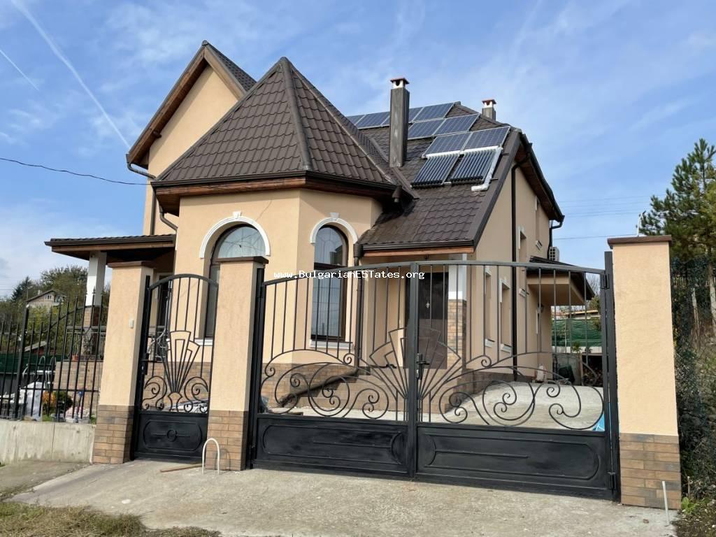Продается роскошный двухэтажный дом в селе Димчево, всего в 12 км от моря, в 15 км от города Бургас и в 1 км от водохранилища Мандра.