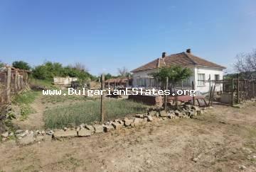 ТОП ПРЕДЛОЖЕНИЕ!!! Продается недорогой массивный одноэтажный дом в селе Княжево, всего в 7 км от города Елхово, в 100 км от города Бургас и в 25 км от Турции. Дом на продажу в Болгарии.