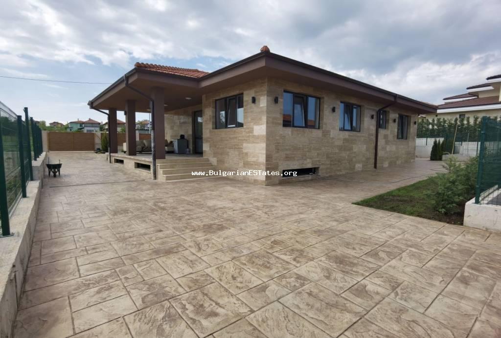 Продается новый роскошный дом в деревне Маринка, всего в 5 км от моря, в 15 км от Бургаса, Болгария.