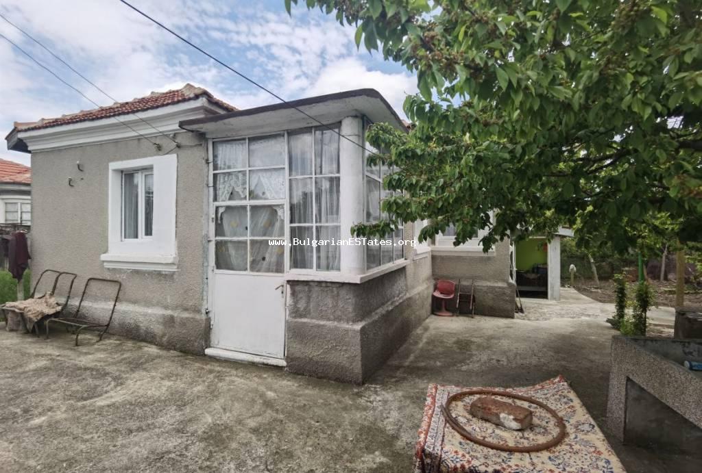 Продается дом в 25 км от Бургаса, в 10 км от города Айтос, деревня Винарско, Бургасская область, муниципалитет Камено, Болгария.