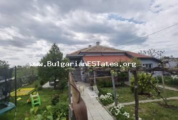 Продается отремонтированный дом в 25 км от Бургаса, в 10 км от городка Айтос в деревне Винарско, Бургасская область, муниципалитет Камено, Болгария.