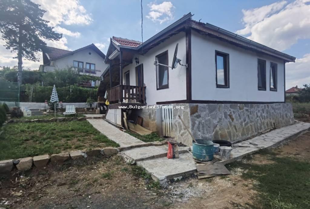 Частично отремонтированный дом на продажу в селе Письменово, всего в 7 км от пляжей курортного города Приморско в Болгарии!!!