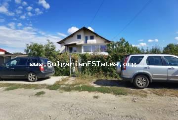 Продается двухэтажный отремонтированный дом в деревне Дюлево, всего в 25 км от города Бургас и моря.