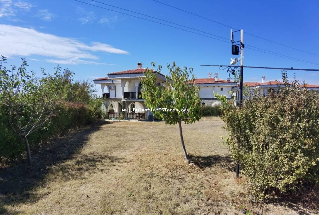 Продается новый, отдельно стоящий двухэтажный дом в прекрасном комплексе с бассейном в деревне Кошарица, всего в 7 км от Солнечного Берега и моря, в 35 км от города Бургас, Болгария!
