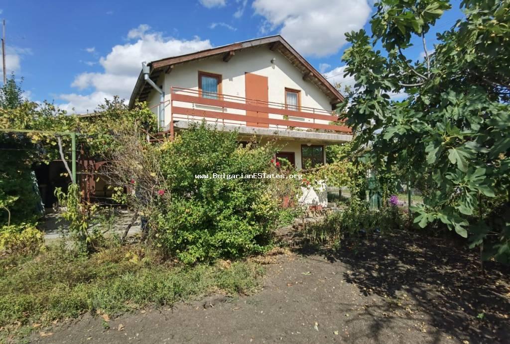 Дом на продажу в деревне Константиново, всего в 10 км от города Бургас и моря.