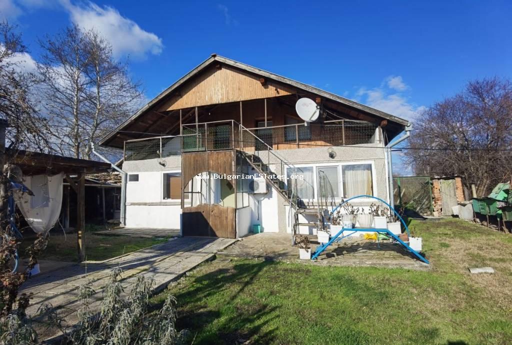 Купите дом с большим двором в деревне Полски Извор, всего в 12 км от города Бургас и моря, Болгария!!!