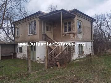 Недвижимость на продажу в Болгарии. Выгодно купить двухэтажный дом с большим двором в деревне Войника, всего в 52 км от города Бургас и в 27 км от города Средец и в 30 км от города Ямбол.