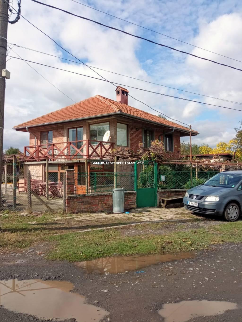 Продается большой дом в пригороде г. Бургас в селе Ливада в 20 км от города и моря в центре села возле магазина.