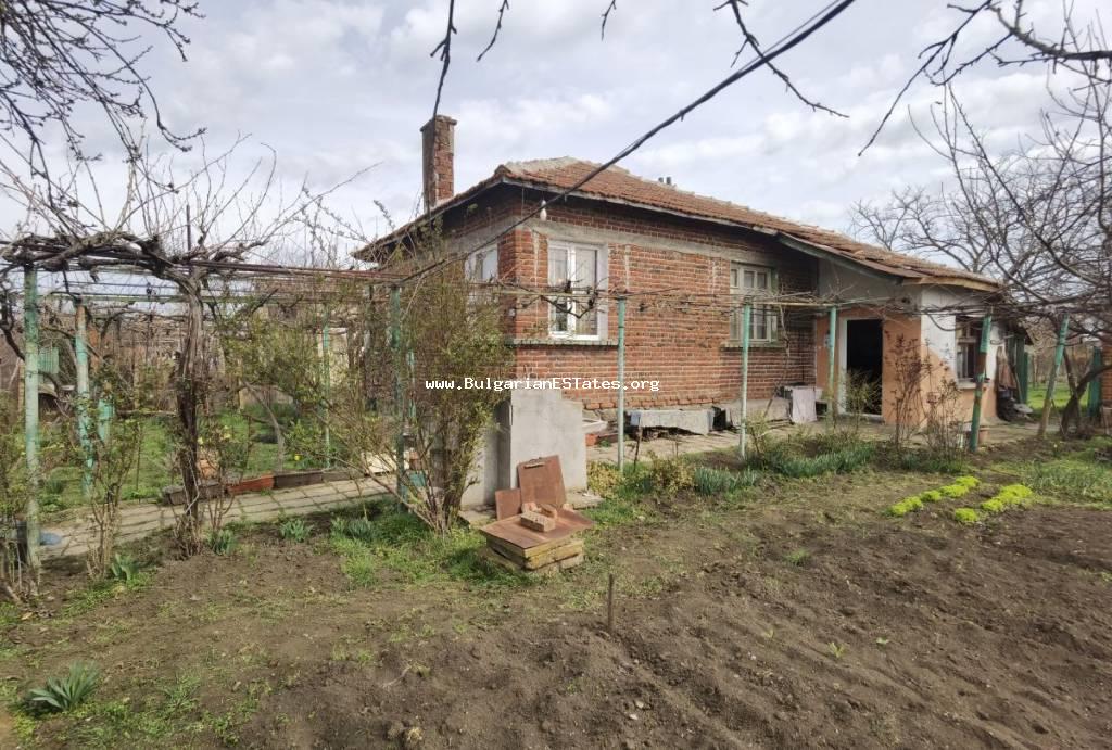 Недорогой дом на продажу в деревне Русокастро, всего в 27 км от Бургаса и моря, Болгария.