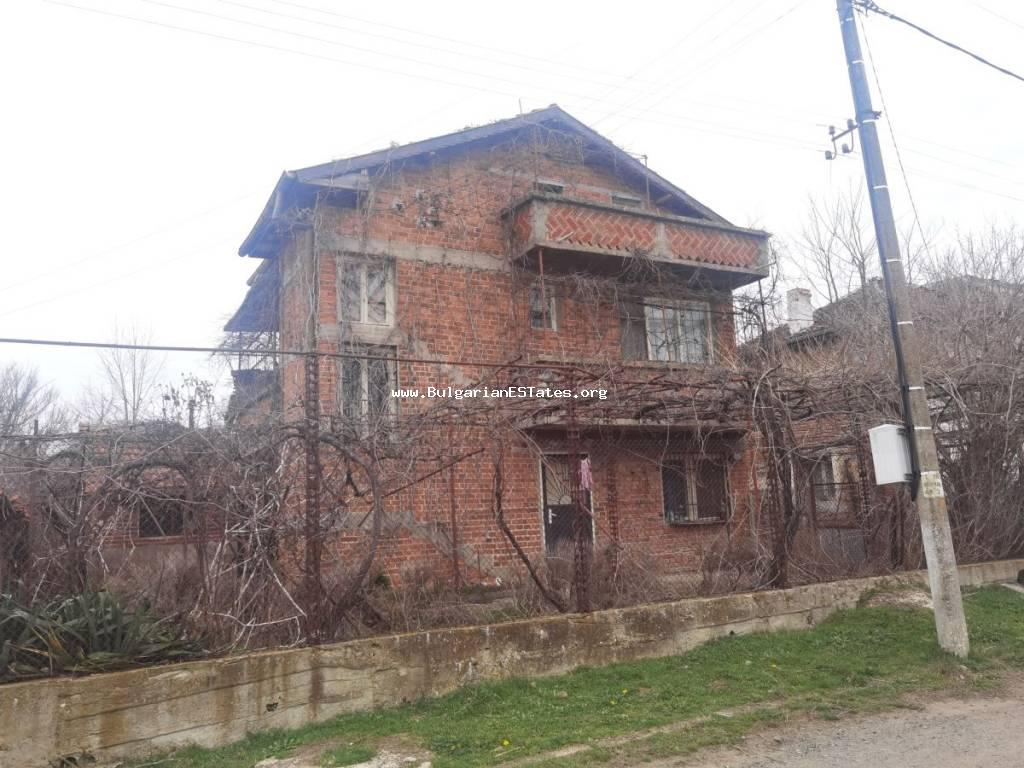 Массивный дом для продажи в деревне Факия, всего в 55 км от Бургаса и моря, Болгария.