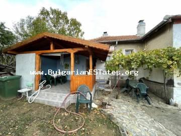 Мы продаем двухэтажный дом в деревне Оризаре, всего в 14 км от Солнечного берега, моря и в 32 км от Бургаса.