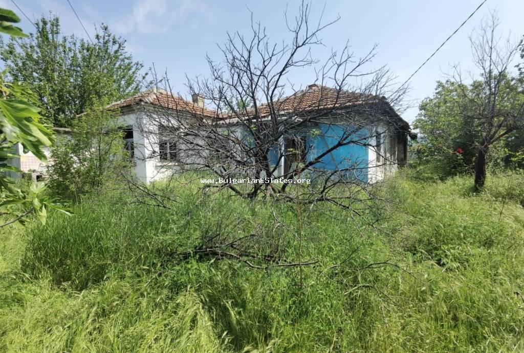 Продается старый дом с большим двором в деревне Оризаре, всего в 8 км от курорта Солнечный берег и моря, Болгария.