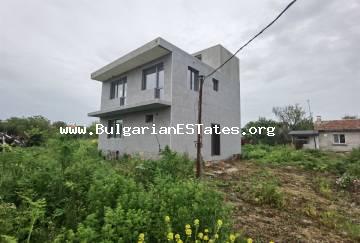 Продается новый современный дом в деревне Полски Извор, всего в 12 км от города Бургас и моря, Болгария.