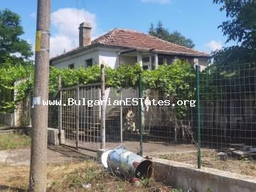 Продается одноэтажный дом в селе Дюлево, всего в 25 км от города Бургас и моря, Болгария.