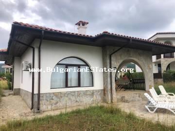 Продается дом в деревне Кошарица, всего в 6 км от популярного курорта Солнечный берег и моря, в 35 км от города Бургас, Болгария!