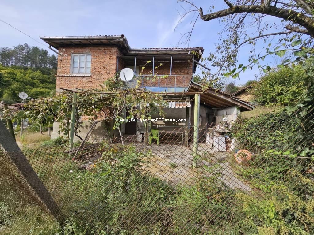 Продается массивный двухэтажный дом в горах Странджа, в поселке Кости, всего в 22 км от города Царево и моря, в 40 км от КПП с Турецкой Республикой и в 85 км от города Бургас, Болгария.