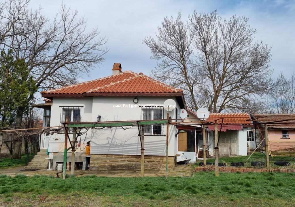 Продаются два отремонтированных дома с большим двором в селе Светлина, всего в 32 км от города Бургас и моря и в 7 км от города Средец.