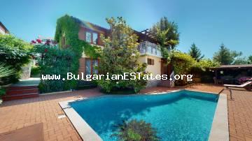 Продается большой и современный дом с бассейном в Кошарице, всего в 5 км от курорта Солнечный берег и моря, Болгария!