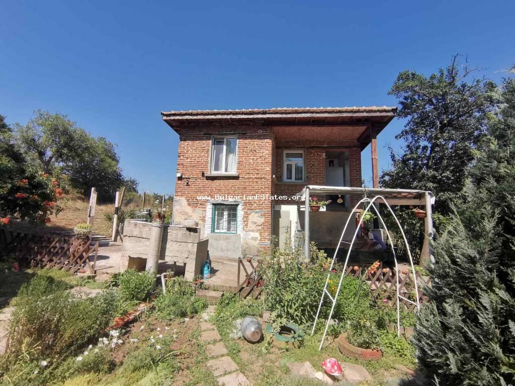 Продается частично отремонтированный дом в селе Момина Цырква, всего в 55 км от города Бургас и моря, в 25 км от города Средец, Болгария!
