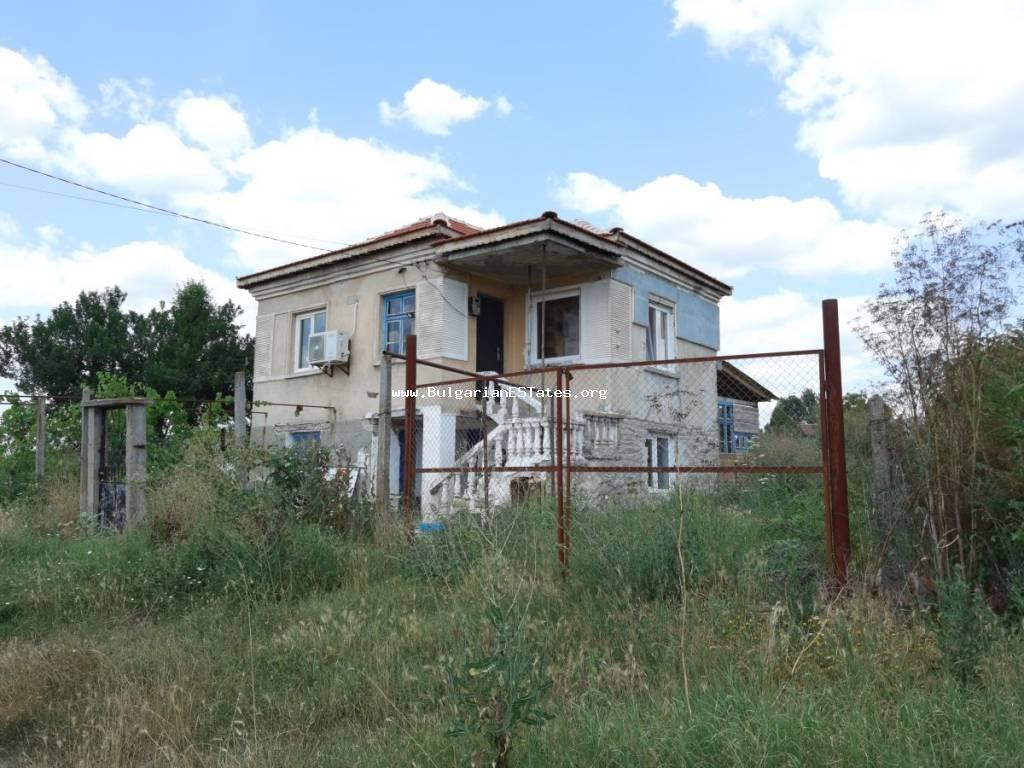 Продается отремонтированный двухэтажный дом в селе Загорци, муниципалитет Средец, в 38 км от города Бургас и моря, всего в 15 км от города Средец!