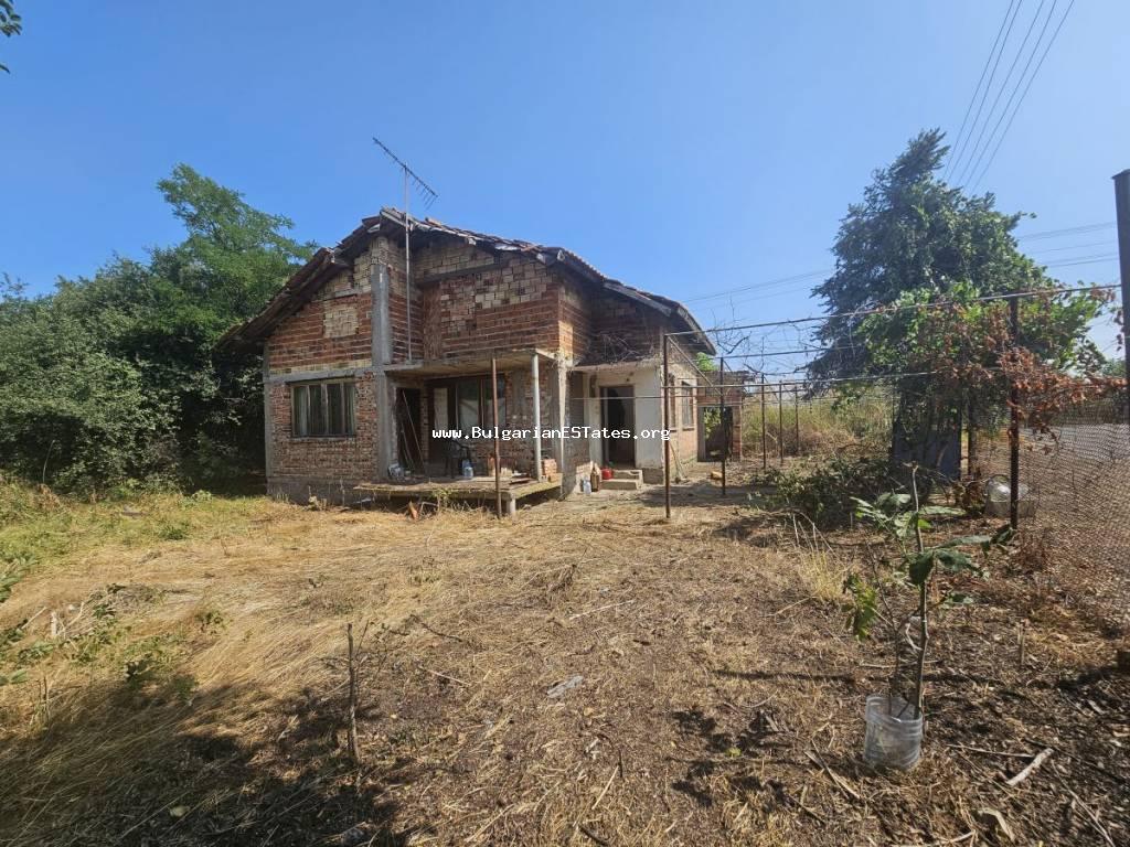 ТОП-ПРЕДЛОЖЕНИЕ!!! Недорогой дом с частичным ремонтом на продажу в селе Крумово, всего в 25 км от города Ямбол и 128 км от города Бургас и моря! Недвижимость в Болгарии на продажу!