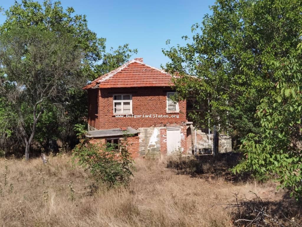 Недорого продается дом с большим двором в селе Зорница всего в 50 км от города Бургас и моря.