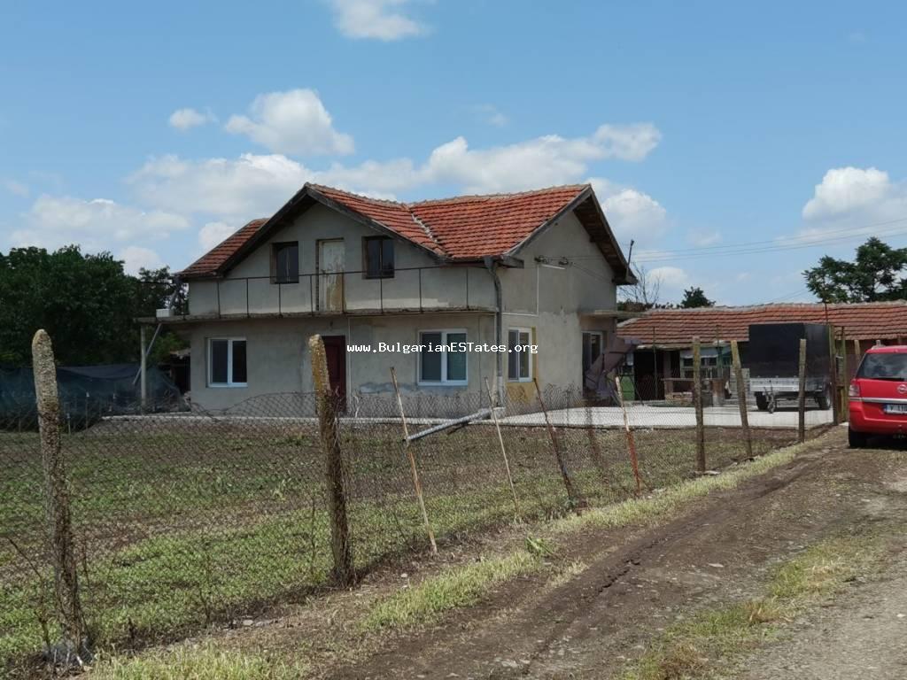 Массивный дом на продажу в Болгарии. Купите выгодно двухэтажный дом с большим двором в селе Симеоново, всего в 80 км от города Бургас, в 50 км от города Средец и в 20 км от города Ямбол.