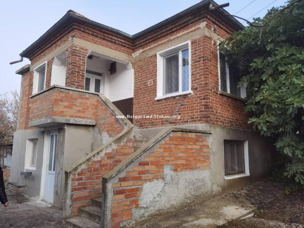 Выгодно продается массивный двухэтажный дом в селе Венец, всего в 65 км от города Бургас и моря и в 12 км от города Карнобат.